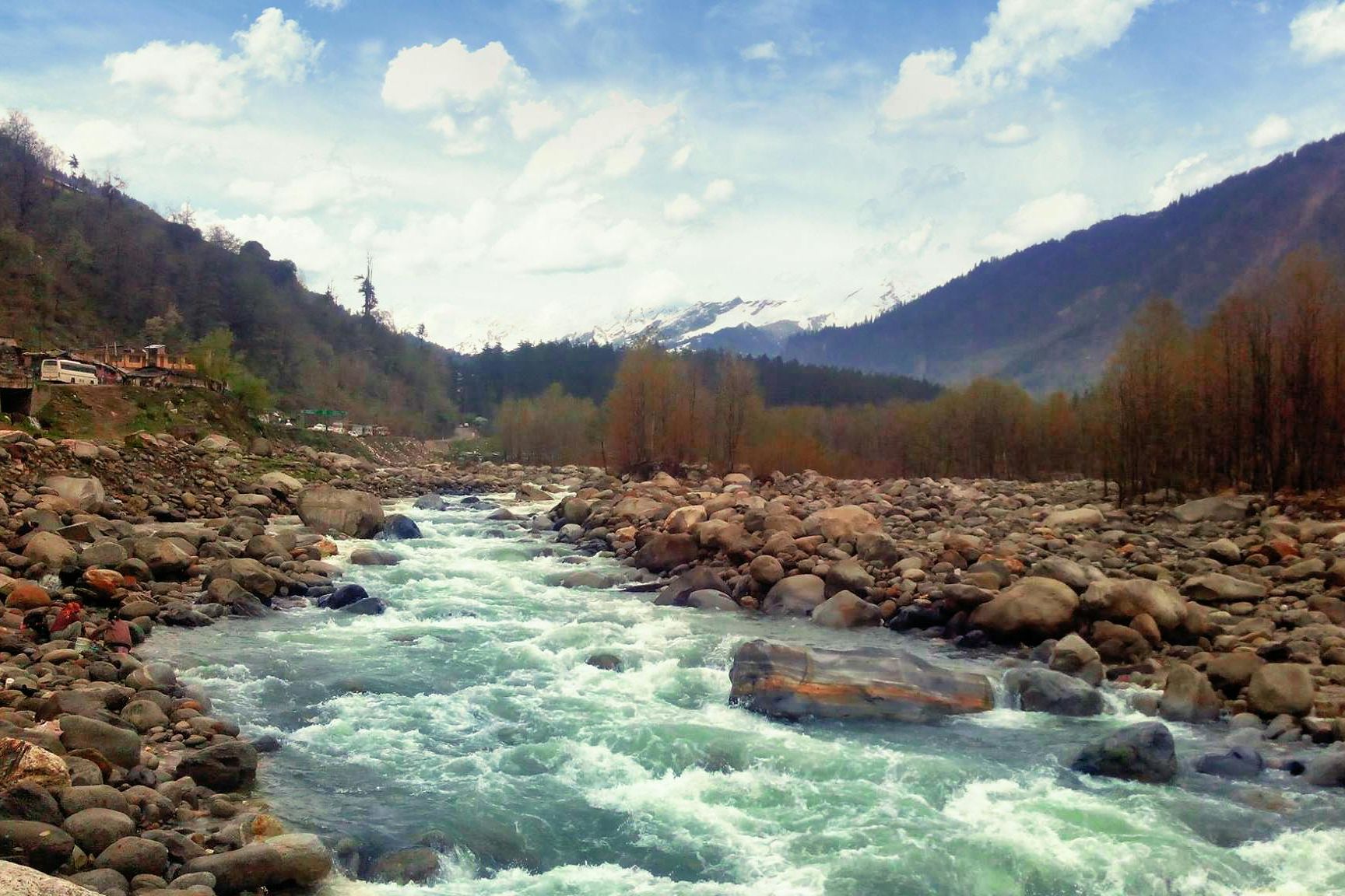 beas river flowing near manali