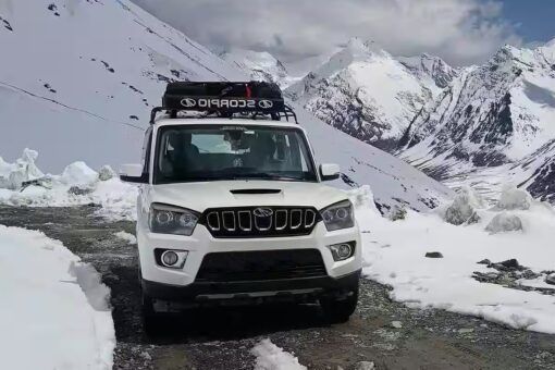 a taxi operating near manali