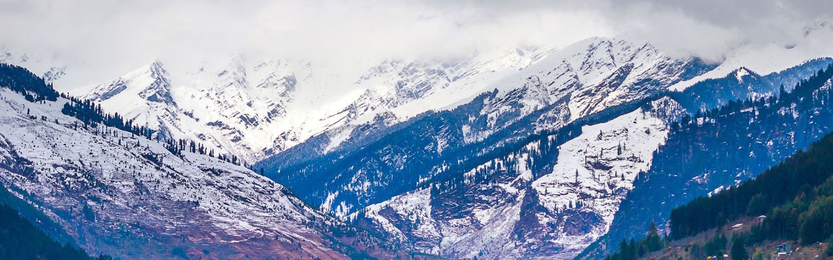snow covered moutains in manali during daytime