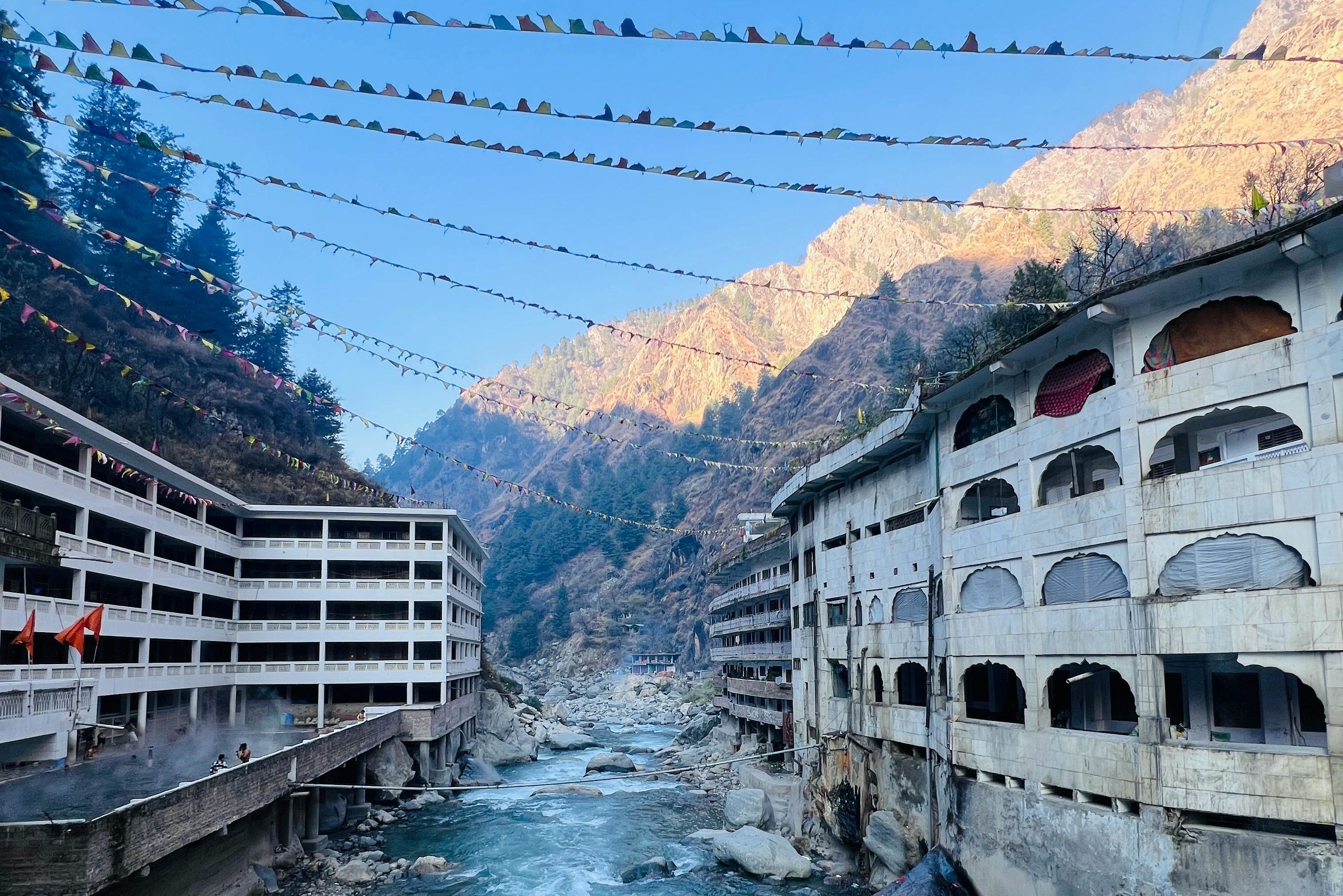 stunning parvati river view in manikaran