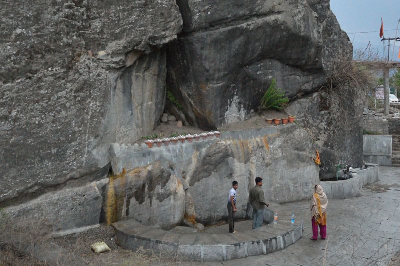 people standing near nehru kund during daytime