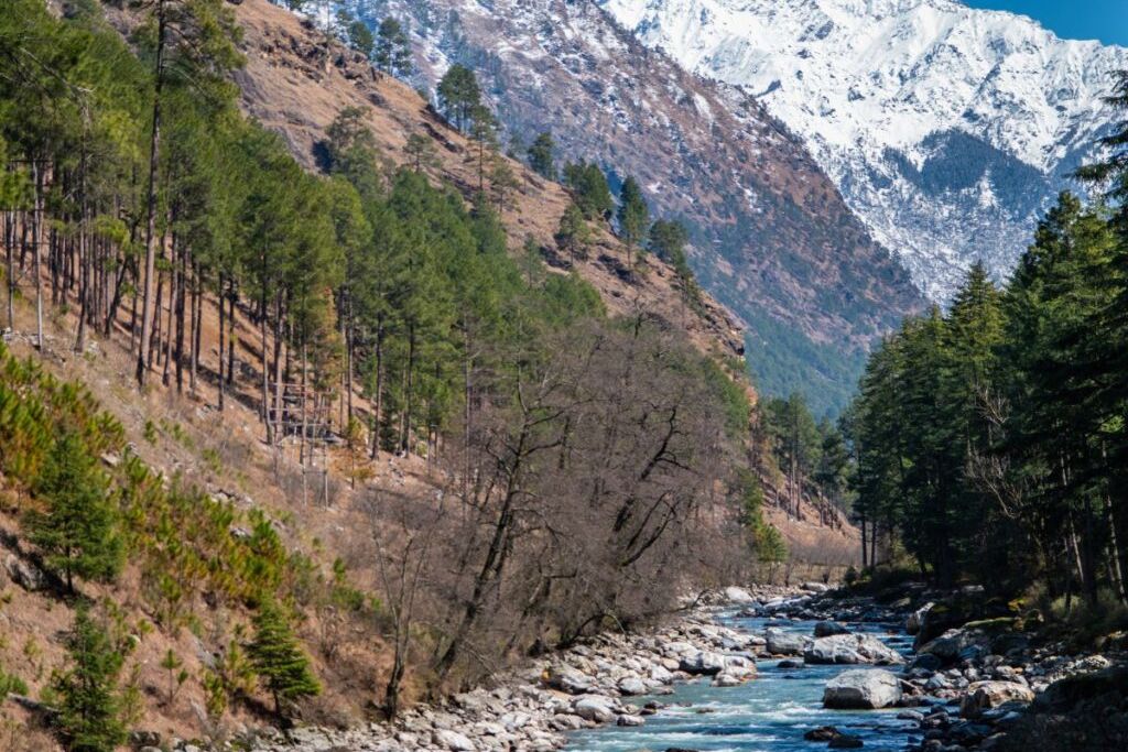 parvati river flowing in parvati valley