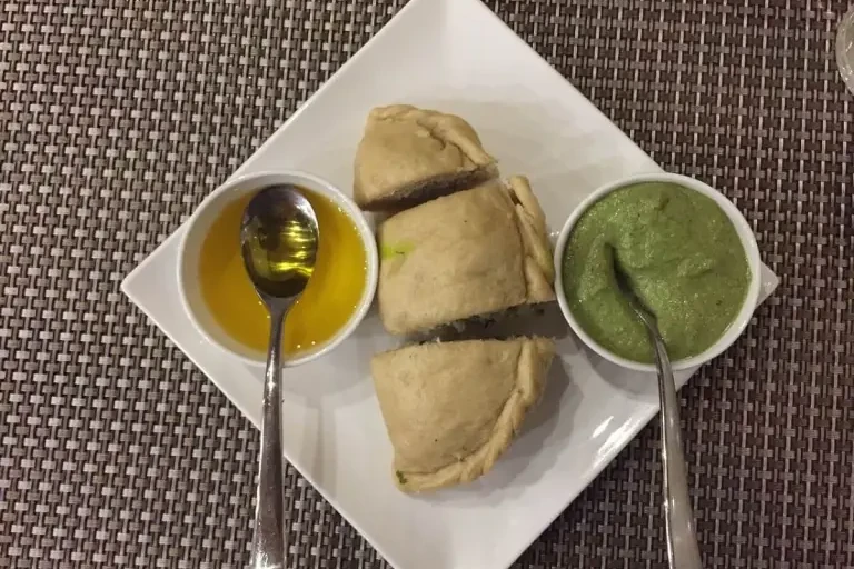 siddu on a plate with chutney