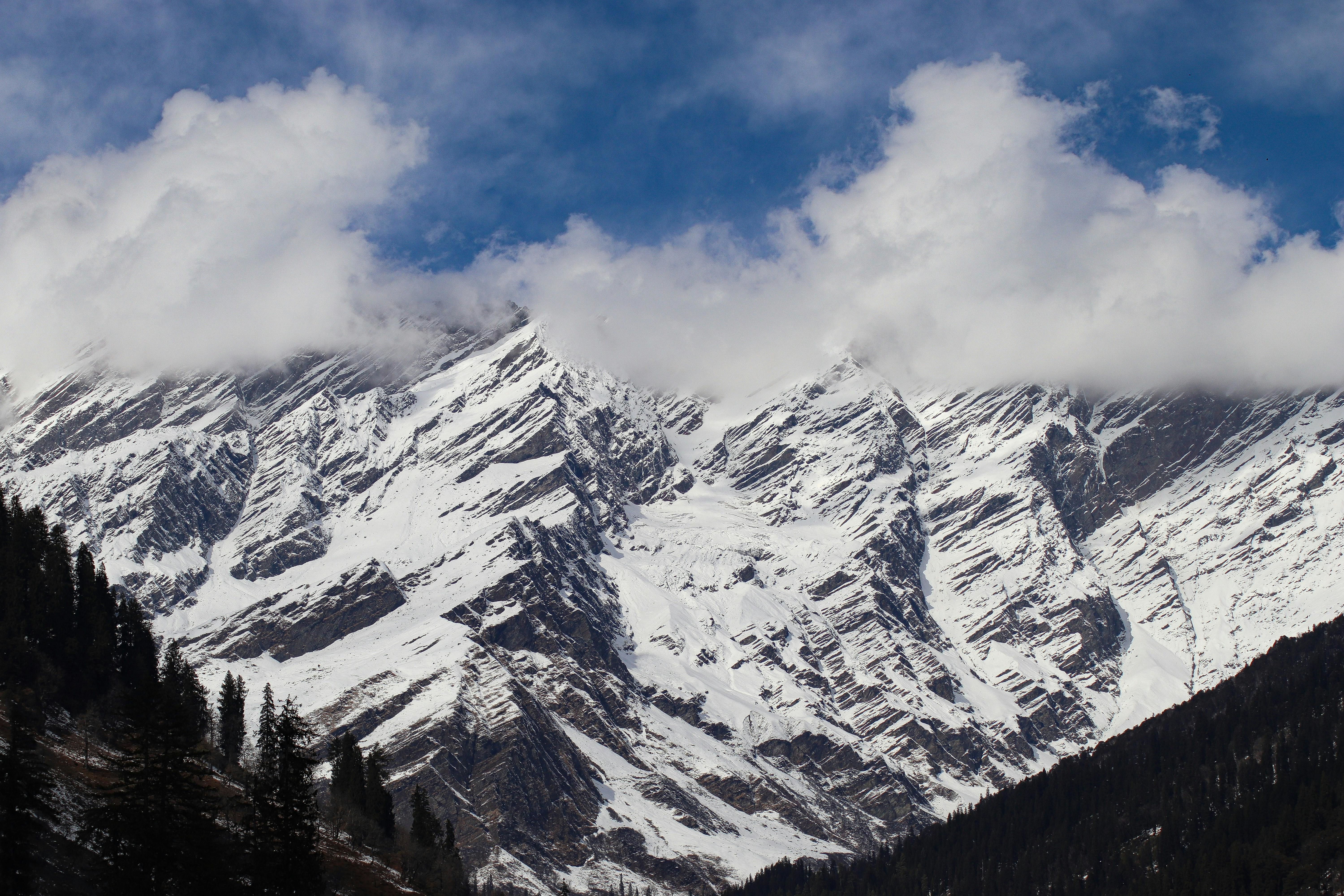 snow covered mountain near manali during daytime